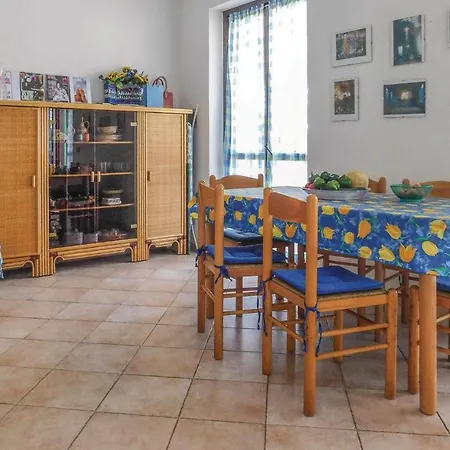 Amazing In With 2 Bedrooms *